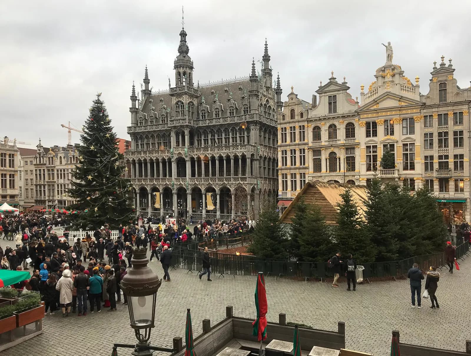 Grand Place aikštė Briuselyje gruodį su apšviestais istoriniais pastatais