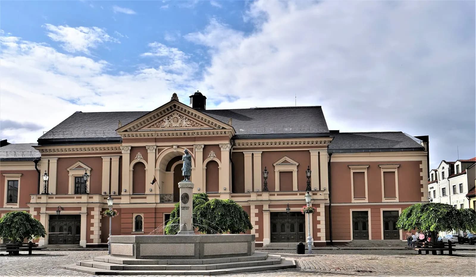 Klaipėdos Teatro aikštė su teatro pastatu ir fontanu