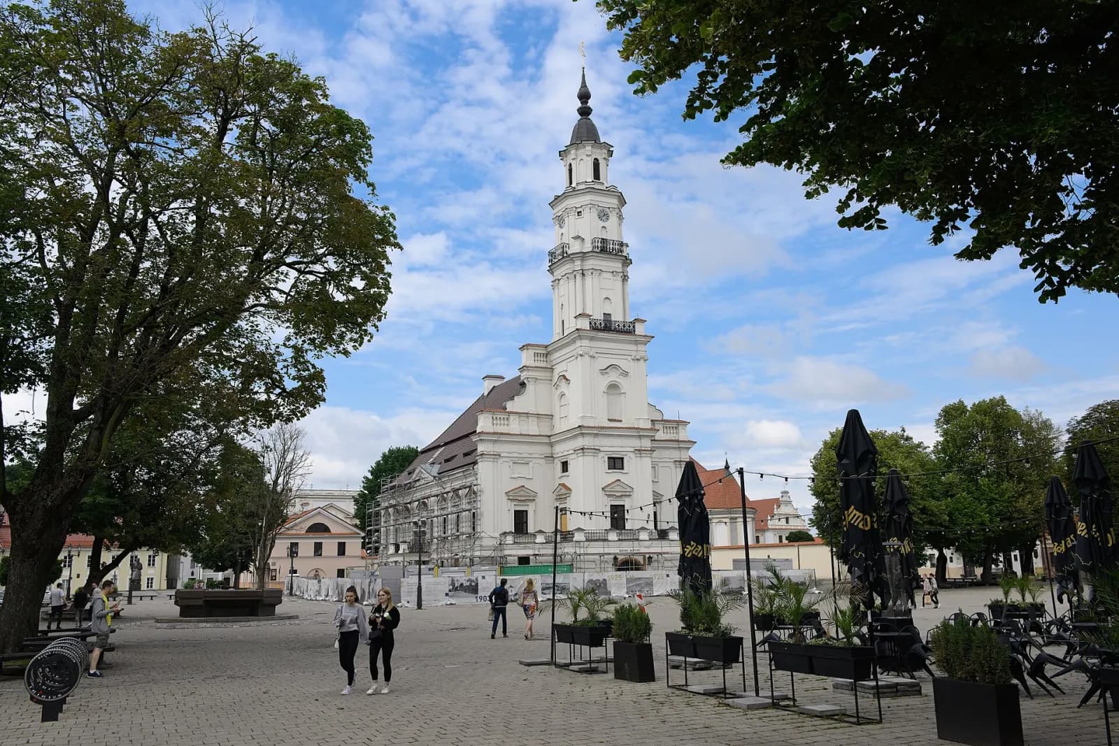 Kauno Rotušės aikštė su Rotuše ir aplinkiniais senamiesčio pastatais dieną