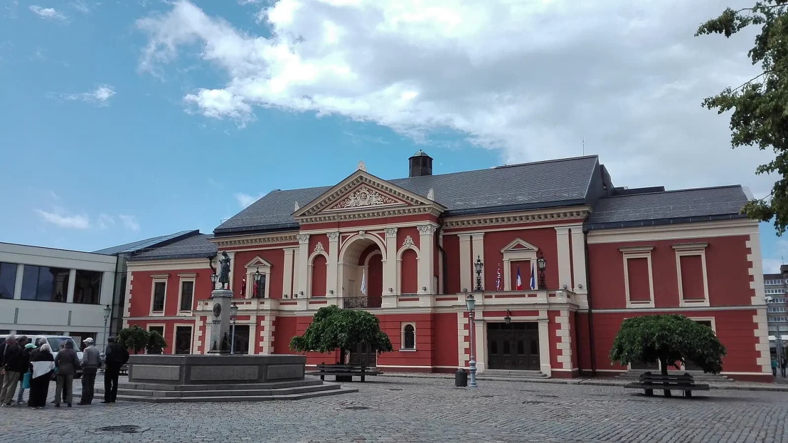 Klaipėdos Teatro aikštė su teatro pastatu ir fontanu vasaros dieną