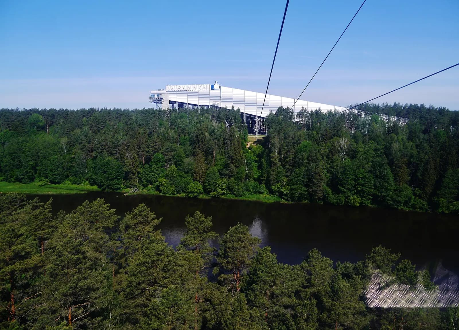 Druskininkų vaizdas nuo kabinų keltuvo: Nemunas ir slidinėjimo arena
